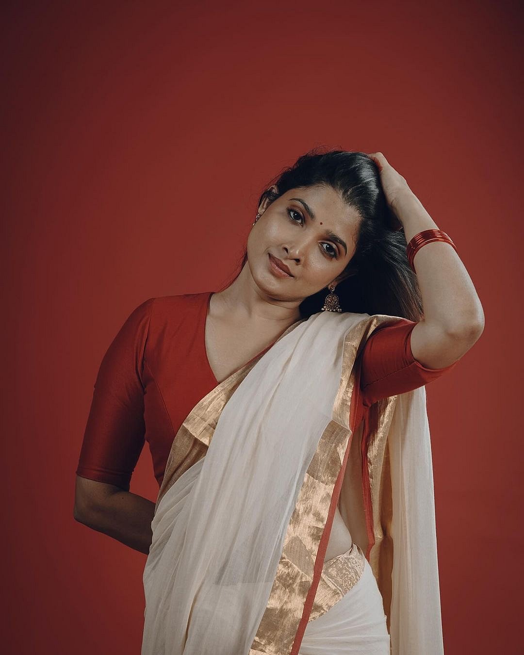 'ഹേ അഴകിയേ...'; സെറ്റ് സാരിയിൽ അതിസുന്ദരിയായി ദിവ്യ പ്രഭ